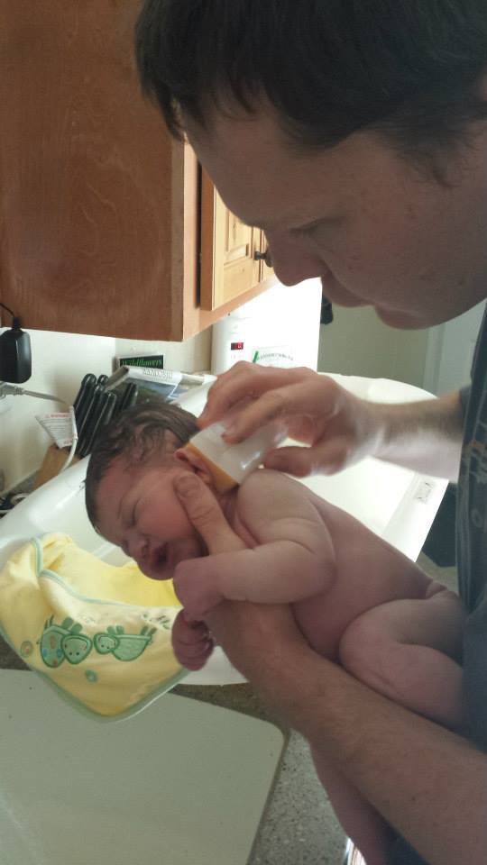 dad bond with baby through baths