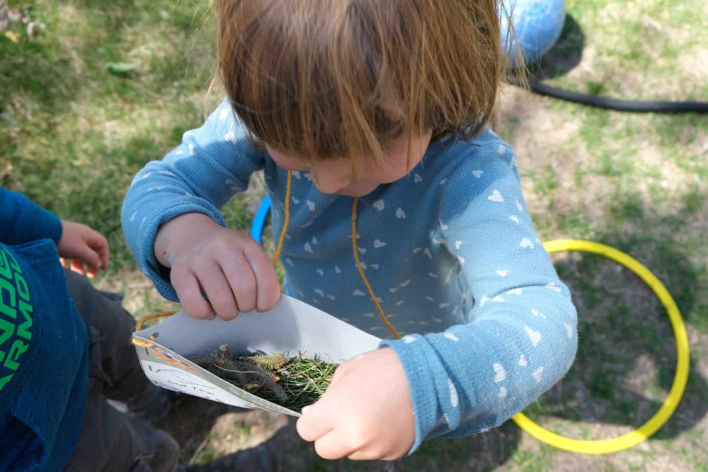 fun way to do scavenger hunts with kids for spring with satchel