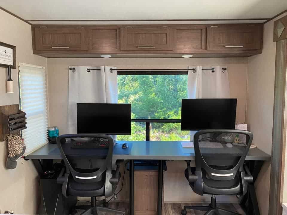 couples workspacce in rv