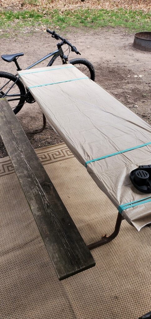 keep picnic table cloth in place with rubber bands