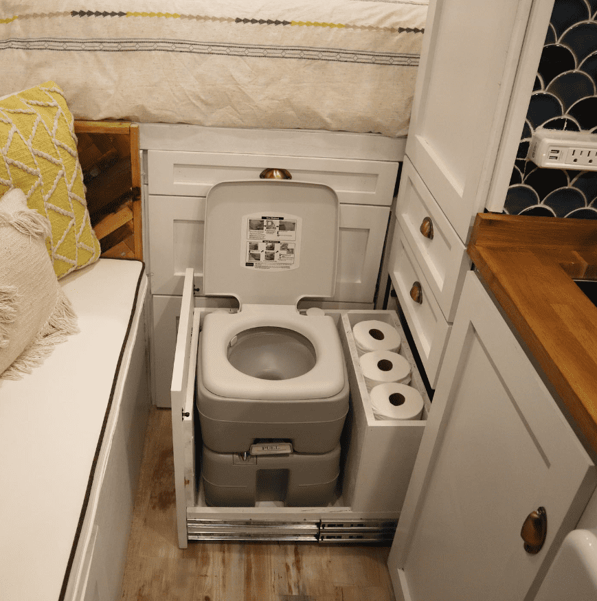 van layout hidden cassete toilet