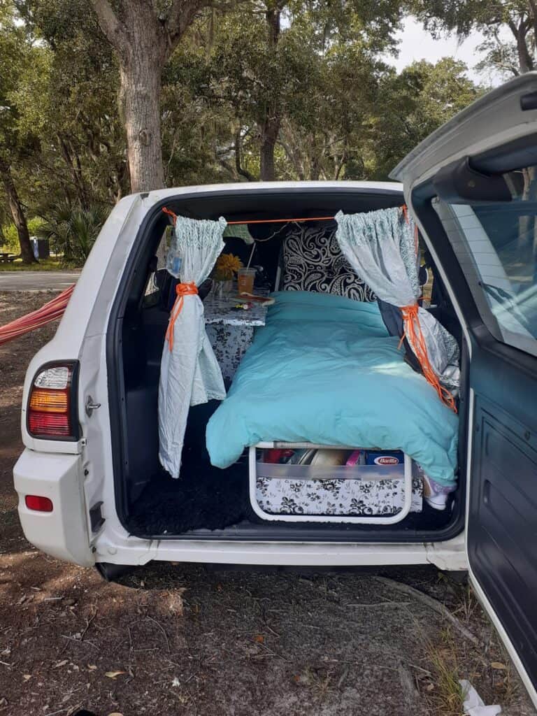 curtian setup idea for car camping