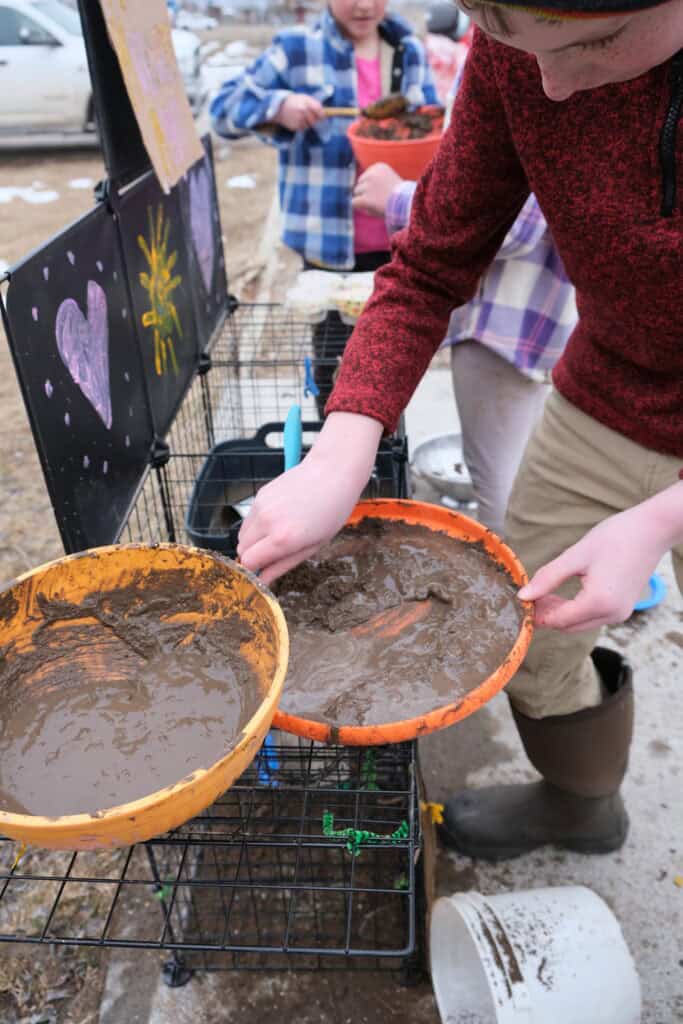 making a mud pizza with an upside down frisbee outside